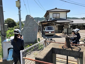 水利記念碑を撮影。インスタ映えをみんなで考えています。 水利記念碑を撮影。インスタ映えをみんなで考えています。