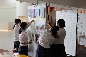 絵画をボードに飾り付ける様子 絵画をボードに飾り付ける様子