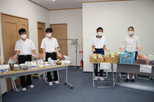 食器や玉子、芋菓子、朝採れキュウリにトマトもあります