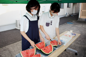 お持ち帰り用の切り分けもなかなか大変