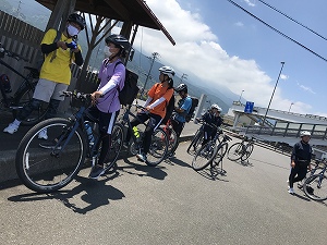 お遍路さんの休憩所で休憩　暑い