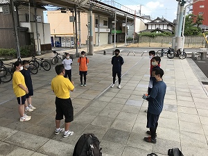 実際の場で体験したいとふれあい広場を集合場所にしましたが、この猛暑でもここはとても涼しい。そのまま「青空会談」となりました。 実際の場で体験したいとふれあい広場を集合場所にしましたが、この猛暑でもここはとても涼しい。そのまま「青空会談」となりました。