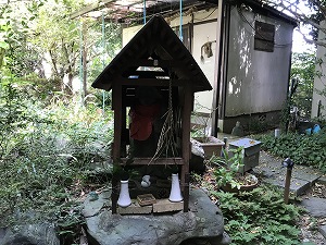 南高を少し上がったところにある「磊迎大神宮（らいごうだいじんぐう）」大きな石垣がありました。