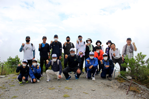 銅山峰に全員登頂！