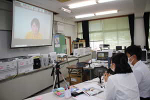 大学生とディスカッションしている様子