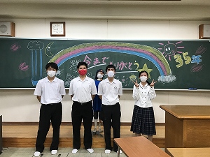 たまたま別用できていた生徒会長も手伝ってくれて記念撮影。 たまたま別用できていた生徒会長も手伝ってくれて記念撮影。