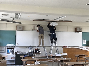 25日はプロジェクタを取り付けてくださいました。 25日はプロジェクタを取り付けてくださいました。