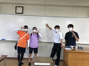 新しい電子黒板さんをバックに記念撮影 新しい電子黒板さんをバックに記念撮影