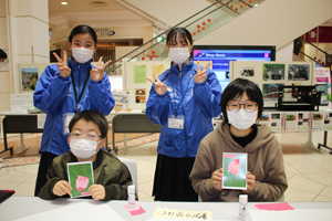 ツガザクラのちぎり絵完成です！ なんと鳥取からご来市されていました。 （撮影・掲載許諾済み）