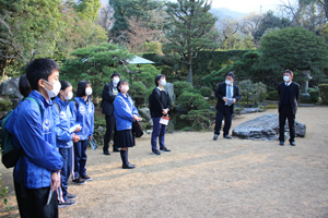 旧広瀬氏庭園（国名勝）での研修の様子