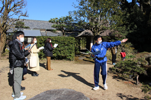 旧広瀬氏庭園でのガイドの様子