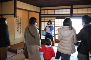 望遠楼でのガイドの様子