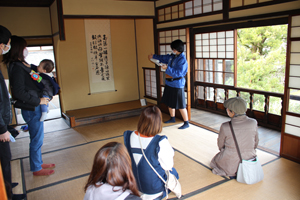 旧広瀬邸・望遠楼でのガイドの様子