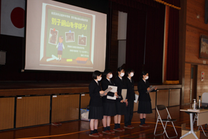 講師を務めた3年次生三宅さん、村上さん、佐薙さん、曽我さん、千葉さん