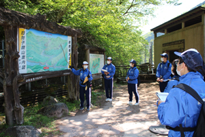 登山ルートの確認の様子