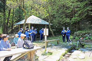 一般の登山客の皆さんにもガイドをお聞きいただいている様子