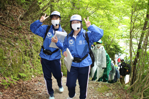 さぁ登山開始です！高校生が登山ガイドを務めます