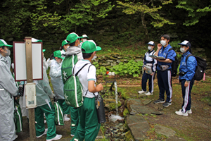 ダイヤモンド水広場でのガイドの様子