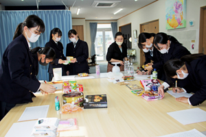 フードドライブに寄付された食材を仕分けしている様子