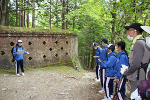 小足谷接待館跡でのガイドの様子 小足谷接待館跡でのガイドの様子