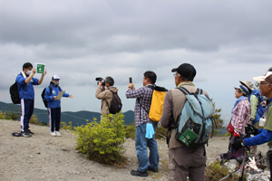 銅山峰でのガイドの様子