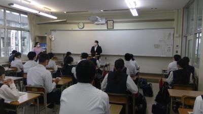 2-2で自己紹介する山崎さん 2-2で自己紹介する山崎さん