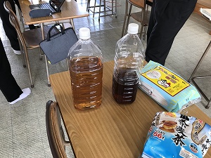 左が裸麦の麦茶。右がよくある六条麦茶 左が裸麦の麦茶。右がよくある六条麦茶