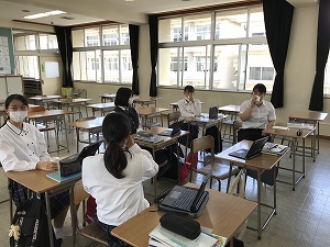 3年次も体験。教育実習に来られている先生にも体験してもらいました。ちなみに先生も学生の時に体験しています。 3年次も体験。教育実習に来られている先生にも体験してもらいました。ちなみに先生も学生の時に体験しています。