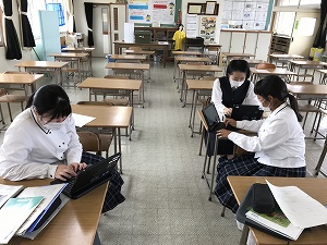 全校生徒に向けて主権者教育選挙啓発講座を主権者教育を研究している4人で実施するため、スライドを作り始めました。 全校生徒に向けて主権者教育選挙啓発講座を主権者教育を研究している4人で実施するため、スライドを作り始めました。