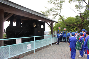 別子銅山記念館の屋外展示場でのガイドの様子