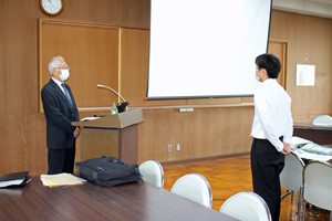 生徒代表が謝辞を申し上げている様子