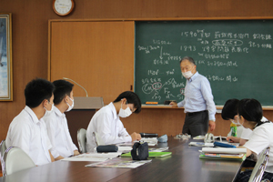 別子銅山の100年前から始まった銅製錬の歴史から紐解いていただいて解説いただいている様子