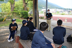 新居浜市別子銅山文化遺産課の藤田和久課長さんより開塾のご挨拶をいただいている様子