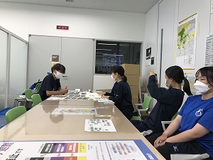 たくさんの資料を見せていただきながら詳しく教えていただきました。 たくさんの資料を見せていただきながら詳しく教えていただきました。