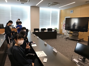 災害対策本部室に入って写真をみました。副会長ご満悦 災害対策本部室に入って写真をみました。副会長ご満悦