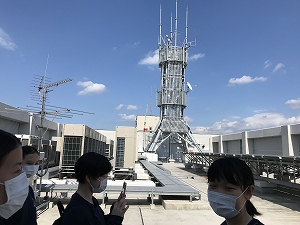 屋上の防災行政無線の電波塔を見せていただきました。ありがとうございました。