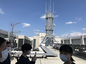 屋上の防災行政無線の電波塔を見せていただきました。ありがとうございました。 屋上の防災行政無線の電波塔を見せていただきました。ありがとうございました。