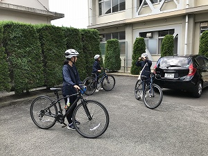 サイクリング同好会としてスポーツサイクルで市役所へ向かいます。 サイクリング同好会としてスポーツサイクルで市役所へ向かいます。