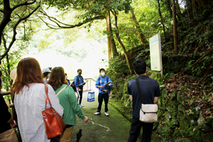 産業遺産を説明している様子