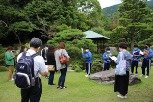 国の名勝「旧広瀬氏庭園」でのガイドの様子