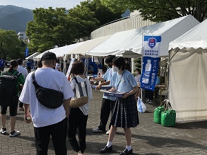 暑いのでうちわを配りました。