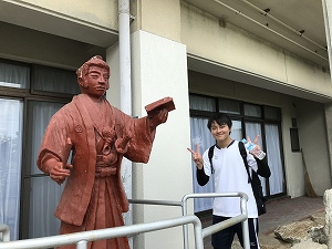 土居出身で小松藩に仕えた学者「近藤篤山像」の前で記念撮影