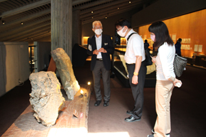 別子銅山記念館の髙橋雅史館長さんによる解説の様子 　