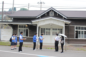 星越駅舎での高校生によるガイドの様子