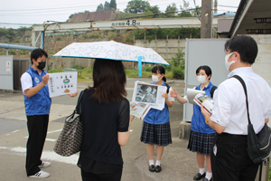 新居浜選鉱場跡での高校生によるガイドの様子