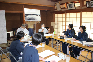 自彊舎益友会理事の谷口淑子さんが講話される様子