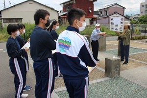 鷲尾勘解治顕彰記念の場で自彊舎益友会会員さんが解説される様子