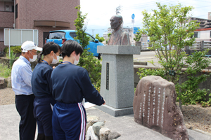 鷲尾の胸像前での学習の様子