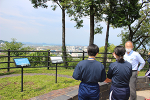 日暮別邸記念館の展望台より四阪島を展望している様子