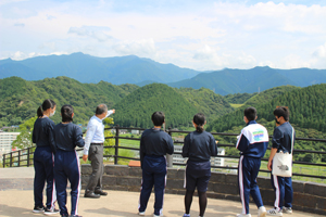 本多館長さんに解説していただき別子銅山を展望している様子